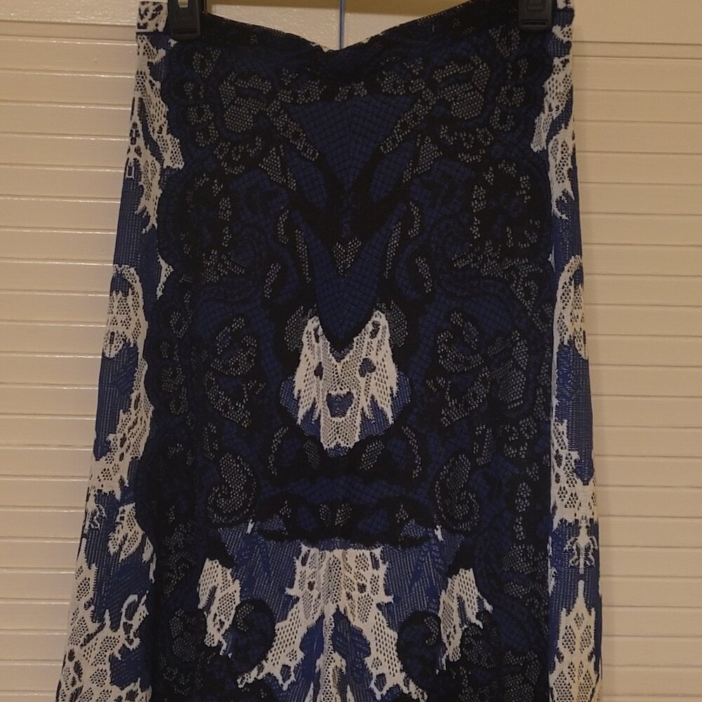 BCBGMAXAZRIA Skirt Women's Size Med. Same Day Shipping.